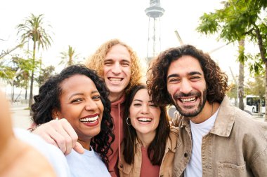 Kameraya bakan çoklu etnik gruptan insanların selfie 'si. Mutlu arkadaşların birlikte eğlendiği neşeli bir fotoğraf. Yüksek kalite fotoğraf