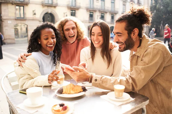 Emberek Kávézó Teraszán Beszélgetnek Barátok Jól Érzik Magukat Együtt Ebédlőben — Stock Fotó
