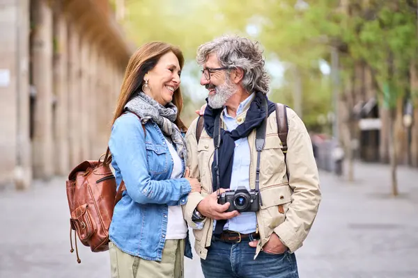 Amare Anziani Coppia Turistica Guardando Romantico All Aperto Città Adulti — Foto Stock