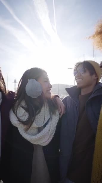 Grupo Animado Vertical Pessoas Rindo Abraçando Desfrutando Dia Frio Ensolarado — Vídeo de Stock