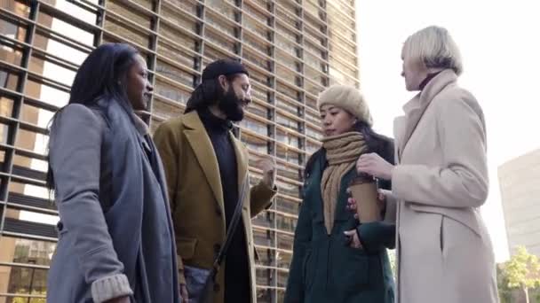 四个快乐的商人兴高采烈地站在市府外金融区的街上谈笑风生 高质量的4K镜头 — 图库视频影像