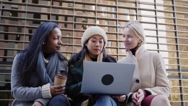 Dvě Ženy Mladá Asiatka Dospělá Běloška Diskutují Pracovním Projektu Pomocí — Stock video