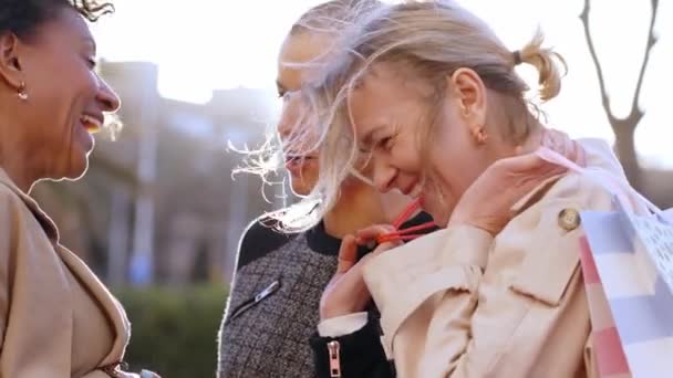 Близько Трьох Зрілих Жінок Посміхаються Стоять Міській Вулиці Дивляться Подарунки — стокове відео