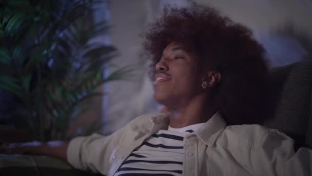 Afro Amerikalı Neşeli Afro Saçlı Adam Koltukta Mutlu Bir Şekilde — Stok video