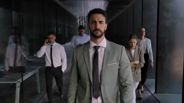 Ofis Koridoruna Giden Ciddi Bir Adamı Kalabalık Arkadaşları Takım Elbiseli — Stok video