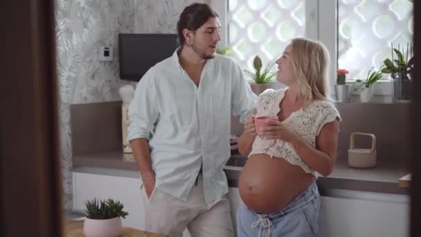 Vrolijk Jong Zwanger Stel Chat Gelukkig Keuken Verwachte Eerste Keer — Stockvideo