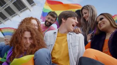 Çeşitli nesiller z insanları LGBT partisini kutlayan neşeli bir grup. Eşcinsel Onur Günü 'nden yedi gülen arkadaş dışarıda eğleniyor. Lezbiyen, homoseksüel, transseksüel ve ikili olmayan.