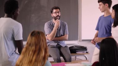 Öğretmen dersten sonra onların sorularını cevaplayarak öğrencilerine yardım eder. Adam gayri resmi bir şekilde öğrencileriyle toplantıda konuşuyor. Z jenerasyonu insanları yeni kavramları öğreniyor.