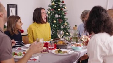 Gülen Kafkas ailesi bayram masasında Noel tatilini kutluyorlar. Şükran Günü 'nde insanlar evde birlikte tuhaf şeyler yiyorlar. Üç Avrupa nesli ev hayatından keyif alıyor. 