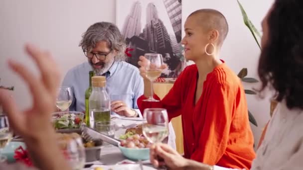 白人快乐的家庭聚集在节日餐桌上庆祝圣诞大餐 感恩节在家里喝酒开心的剃光头女人 使家庭生活幸福和建立积极关系的人 — 图库视频影像