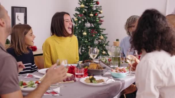 Lachen Kaukasische Familie Verzamelen Vieren Kerstvakantie Aan Feestelijke Tafel Mensen — Stockvideo