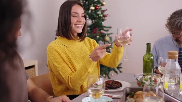 Ανακοίνωση Εγκυμοσύνης Στο Οικογενειακό Χριστουγεννιάτικο Γεύμα Στο Σπίτι Ενθουσιασμένο Νεαρό — Αρχείο Βίντεο