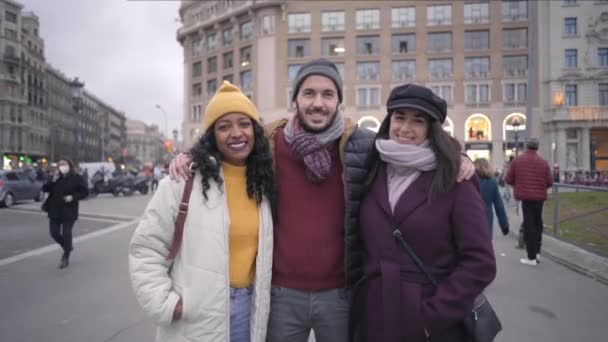 Grupo Amigos Felices Divirtiéndose Las Vacaciones Invierno Ciudad Gente Sonriendo — Vídeo de stock