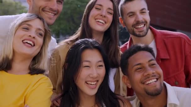 Kameraya Gülümseyen Bir Grup Arkadaş Selfie Çekiyor Gençler Dışarıda Kutlama — Stok video