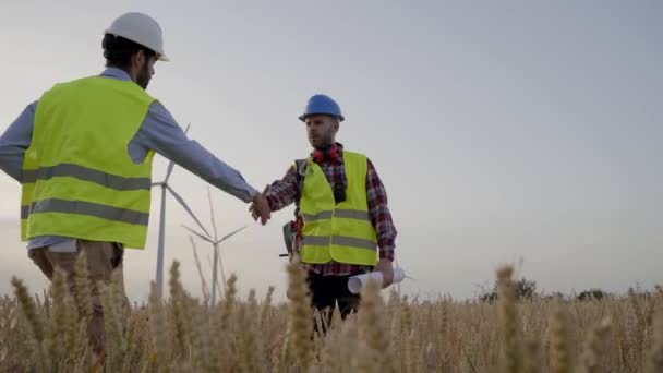 Inżynier Technik Podają Sobie Ręce Pracy Nad Nowym Projektem Zrównoważonej — Wideo stockowe