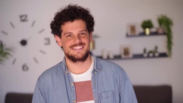 쾌활한 코카서스 카메라 수염과 머리를 행복한 남성은 자연적인 빛으로 점화된 — 비디오