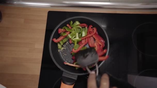 Nahaufnahme Von Oben Von Der Hand Entfernt Gemüse Auf Glaskeramik — Stockvideo