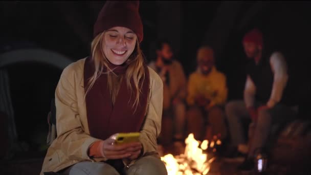 Gadis Pirang Tertawa Muda Menggunakan Ponsel Perkemahan Pada Malam Musim — Stok Video