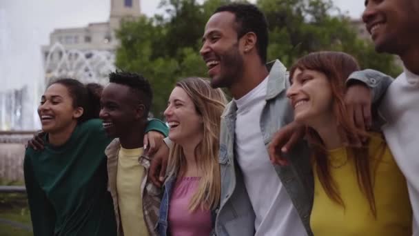Multiraciální Skupina Radostných Mladých Lidí Společně Procházejí Městském Parku Šťastní — Stock video