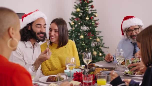 欢乐的一家人坐在装饰好的节日餐桌旁庆祝圣诞大餐 白种人在新年那天在家里吃得很开心 欧洲三代人享受假日家庭生活 — 图库视频影像
