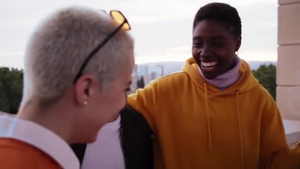 Мультирасовая Группа Разнообразных Парней Сидящих Улице Веселящихся Молодые Многонациональные Друзья — стоковое видео