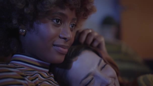Joven Pareja Romántica Chicas Tumbadas Casa Viendo Televisión Afro Mujer — Vídeo de stock