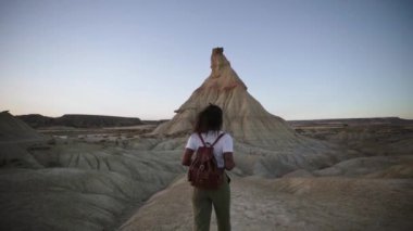 Genç, tanınmayan afro bir sırt çantalı. Bardenaları keşfetmek için günün tadını çıkarıyor. Tatilde çölde gezen Afrikalı bir turist kadın. İspanya 'da insanlar silah kaçakçılığı yapıyor..