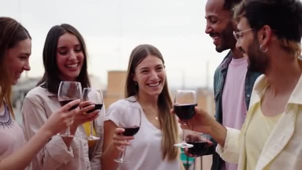 Jovens Entusiasmados Multi Étnicos Brindar Copos Vinho Celebrar Aniversários Telhado — Vídeo de Stock