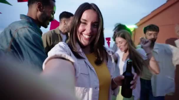 Beyaz Bir Kadın Partide Selfie Çekerken Çok Heyecanlı Çekici Bayan — Stok video