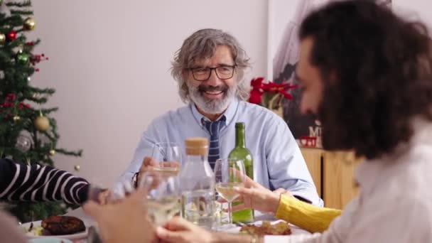 笑笑白种人家庭庆祝圣诞大餐与白葡萄酒在节日餐桌 欢乐的人们聚在一起过冬 三个快乐的世代享受家庭生活 — 图库视频影像