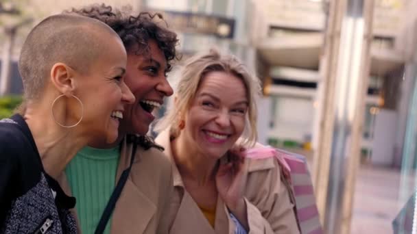 Sluit Drie Multiraciale Vrouwen Van Middelbare Leeftijd Die Lachen Etalages — Stockvideo