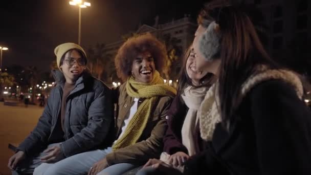 Génération Amis Bavarder Rire Assis Sur Place Ville Nuit Groupe — Video