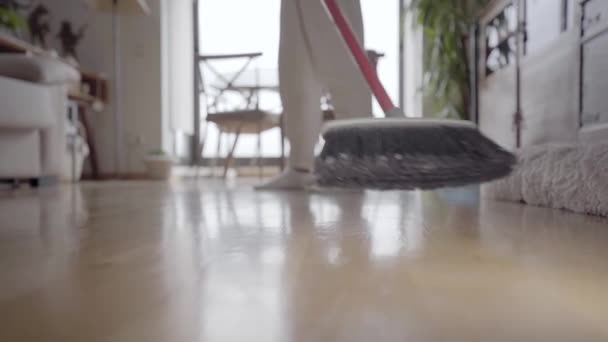 Unerkennbare Junge Frau Die Hause Bei Tageslicht Hausarbeit Verrichtet Weibliche — Stockvideo