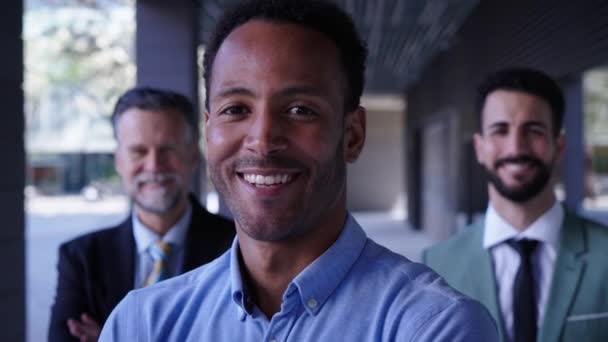 Sonriente Hombre Negocios Negro Estadounidense Trajes Que Ven Felices Cámara — Vídeos de Stock