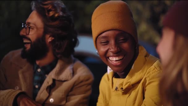 Çok Irklı Çok Irklı Gençler Kış Gecelerinin Tadını Çıkarıyorlar Kamp — Stok video