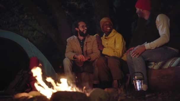 Drei Multikulturell Glückliche Junge Freunde Genießen Ihren Winterlichen Zeltausflug Lächelnd — Stockvideo