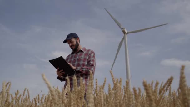 Glücklicher Agraringenieur Mit Tablette Den Zustand Des Weizenfeldes Analysieren Windmühle — Stockvideo