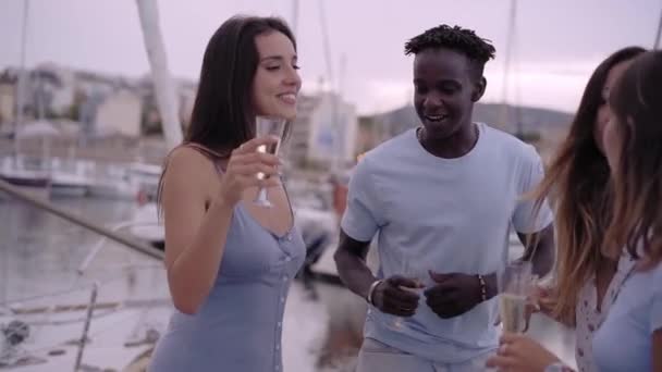 Grupo Jóvenes Amigos Celebran Bailando Bebiendo Juntos Puerto Verano Imágenes — Vídeo de stock