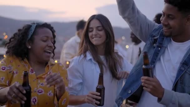 Slow Motion Grupp Glada Multiracial Ungdomar Firar Takfest Dricka Vänner — Stockvideo