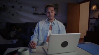 Genç, yetişkin, çok ırklı bir çift, geceleri bilgisayar karşısında birlikte satış yapıyorlar. Millennial dizüstü bilgisayarla evden online alışveriş yapmanın keyfini çıkarıyor. Heyecanlı adam afro kadını arıyor..