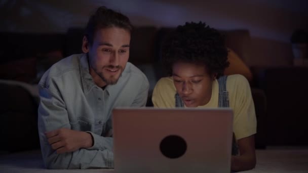 Fröhliches Multiethnisches Junges Paar Mit Computer Der Nachts Auf Dem — Stockvideo