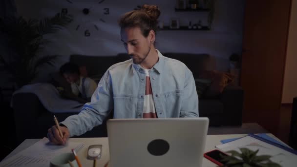 Νεαρός Καυκάσιος Που Εργάζεται Συγκεντρώνεται Από Σπίτι Χρησιμοποιώντας Φορητό Υπολογιστή — Αρχείο Βίντεο