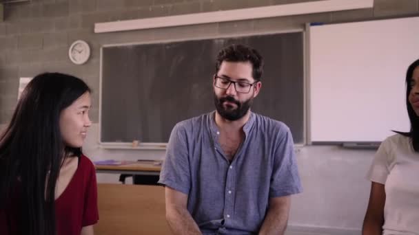 Enseignant Secondaire Discute Des Concepts Programme Cours Avec Les Élèves — Video