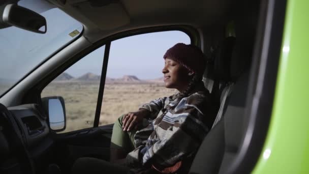 Glad Ung Afroamerikansk Kvinna Njuter Att Leende Landskapet Inne Husvagn — Stockvideo