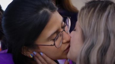 Genç, tatlı lezbiyen kızlar, eşcinseller festivalinde birbirlerini öpüyor. Homoseksüel ilişkiler insanları. Romantik ilişkilerde Z nesli ve cinsel eşitlik. İnsan hakları.