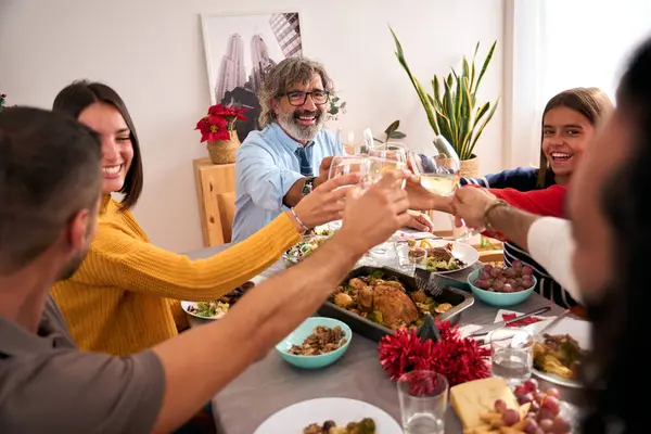 Üç nesildir gülümseyen Kafkasyalılar ev yaşamını kadeh kaldırarak beyaz şarapla kutluyorlar. Mutlu aile bayram masasında birlikte Noel yemeğinin tadını çıkarıyor. Neşeli insanlar tatil için toplandı..