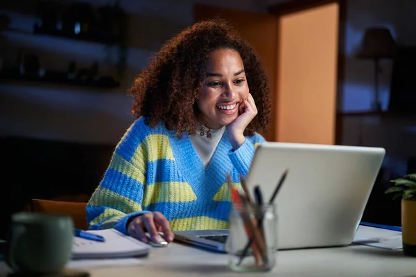 Młoda Latynoska Uśmiechnięta Kobieta Używająca Laptopa Domu Nocy Szczęśliwa Dziewczyna — Zdjęcie stockowe