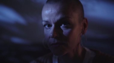 Yakın plan orta yaşlı, tıraş olmuş bir kadın karanlıkta depresyonda. Kadın akıl sağlığı sorunları ve geceleri uykusuzluk. Melankolik, üzgün, dalgın, beyaz insanlar. Issızlık ve yalnızlık..