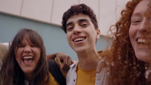 Primer Plano Caras Felices Grupo Jóvenes Estudiantes Multiculturales Mirando Cámara — Vídeos de Stock