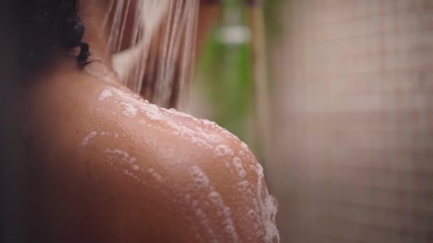 Mulher Negra Limpando Pele Espuma Com Água Relaxante Chuveiro Pescoço — Vídeo de Stock